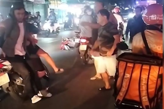 Nam thanh niên bị đuổi đánh sau va chạm giao thông