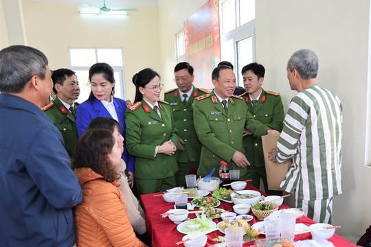 Ấm áp “Bữa cơm đoàn viên cho phạm nhân”