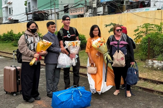 Bình Định đón chào những vị khách đầu tiên trên chuyến tàu SE30 về ga Quy Nhơn