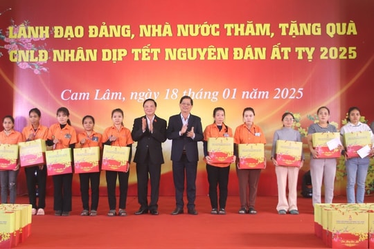 Phó Chủ tịch Quốc hội Nguyễn Khắc Định trao quà Tết ở Khánh Hòa