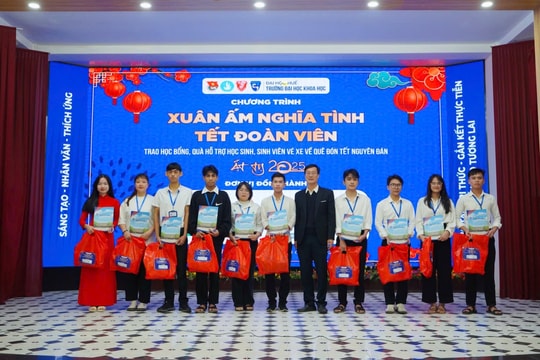 Trao học bổng, quà và vé xe để sinh viên về quê đón Tết