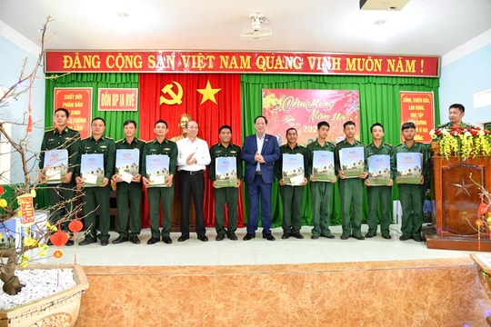 Phó Chủ tịch Quốc hội Trần Quang Phương chúc Tết các cán bộ, chiến sĩ và nhân dân khu vực biên giới tỉnh Đắk Lắk