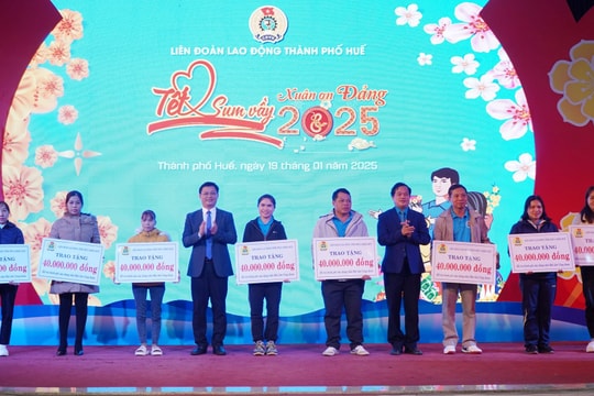 Hơn 500 người tham dự chương trình “Tết Sum vầy - Xuân ơn Đảng” tại Huế