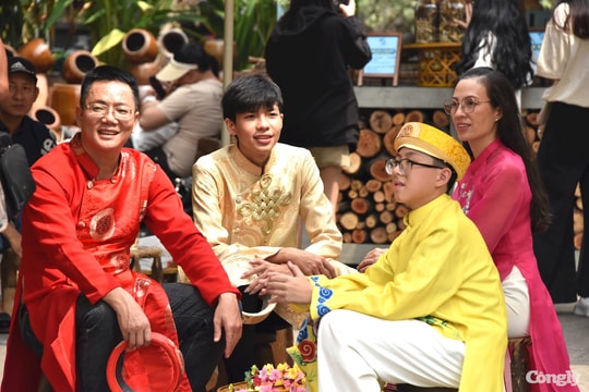 Người dân TP.HCM xúng xính áo dài xuống phố vui xuân sớm