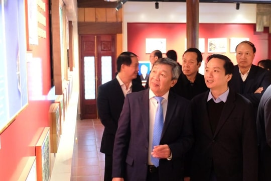 Dâng hương tưởng niệm đồng chí Hoàng Đình Giong