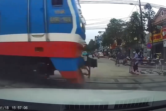 Tàu hỏa vụt qua nhưng thanh chắn tàu vẫn chưa kịp đóng