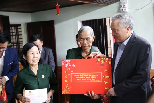 Phó Thủ tướng Thường trực Nguyễn Hòa Bình thăm, chúc Tết người dân tại Quảng Nam