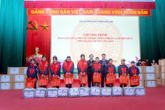 TAND tỉnh Lạng Sơn tặng quà Tết cho học sinh có hoàn cảnh khó khăn