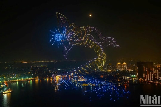 Drone Lighting tại Hòa nhạc Ánh sáng "họa hình di sản" trên trời đêm Hà Nội