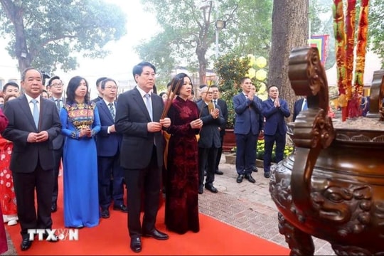 Chủ tịch nước cùng đại biểu kiều bào dâng hương tại Hoàng thành Thăng Long