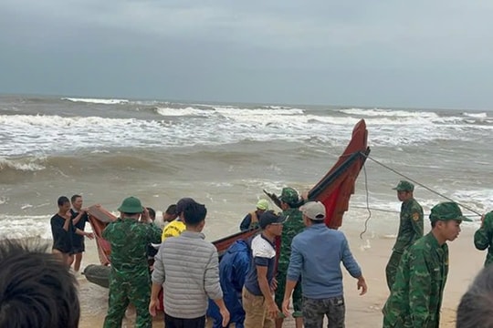 Cứu hộ 3 ngư dân cùng thuyền đánh cá vào bờ an toàn