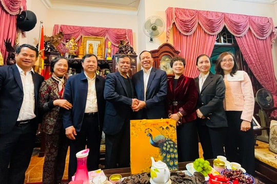 Phó Chánh án Thường trực Nguyễn Trí Tuệ chúc Tết các gia đình nguyên lãnh đạo TANDTC