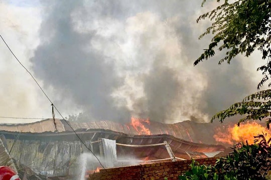 Cháy dữ dội tại công ty gỗ ở Bình Dương