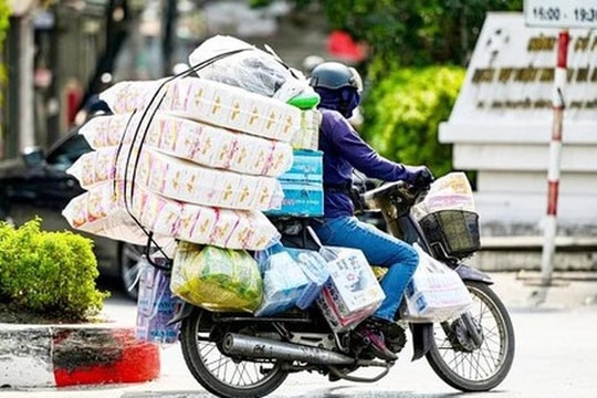 Xe máy chở hàng cồng kềnh bị phạt bao nhiêu?