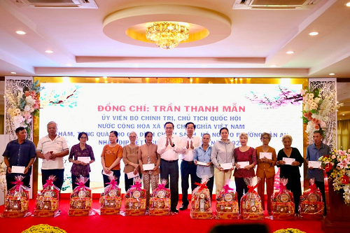 Chủ tịch Quốc hội thăm, tặng quà tại TP Cần Thơ