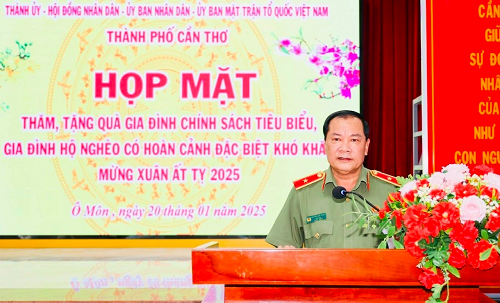 Lãnh đạo TP Cần Thơ thăn, tặng quà các gia đình chính sách, hộ nghèo