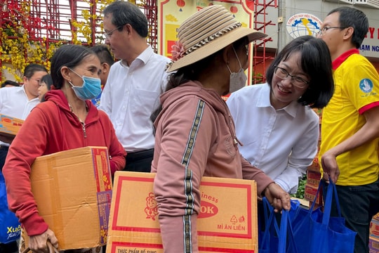 Chuyến xe mùa Xuân đưa 2.000 sinh viên, người lao động về quê