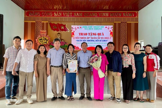 TAND huyện Hóc Môn trao tiền hỗ trợ xây nhà và tặng quà hộ gia đình khó khăn