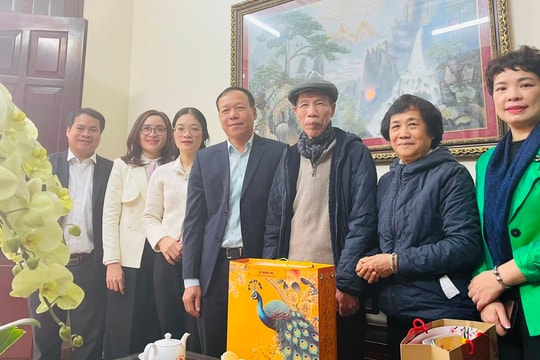 Phó Chánh án Thường trực Nguyễn Trí Tuệ thăm, chúc Tết nguyên lãnh đạo TANDTC