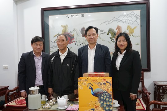 Phó Chánh án TANDTC Nguyễn Văn Tiến chúc Tết các gia đình nguyên lãnh đạo TANDTC