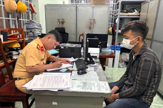 Tịch thu xe của đối tượng “bốc đầu” mô tô, đăng video lên Facebook