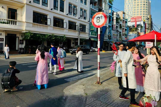 Giới trẻ Cần Thơ diện áo dài, lưu giữ vẻ đẹp truyền thống