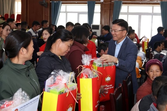 Phó Thủ tướng Lê Thành Long thăm, tặng quà Tết ở Cao Bằng