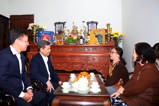 Chánh án Lê Minh Trí chúc Tết gia đình cố Chánh án Tòa án nhân dân tối cao Phạm Hưng