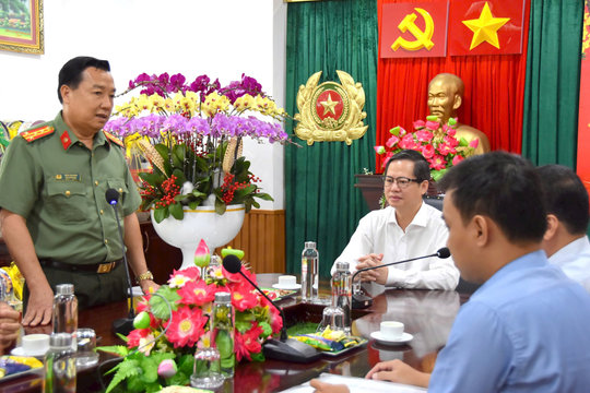 Chủ tịch UBND tỉnh Bình Thuận thăm và chúc Tết Công an tỉnh