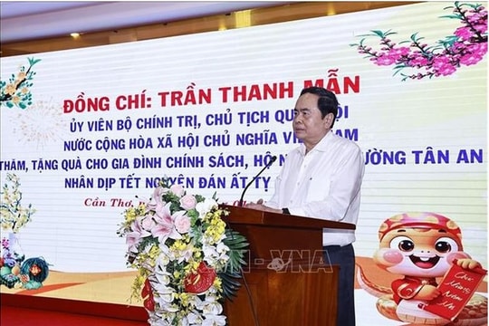 Chủ tịch Quốc hội thăm, tặng quà Tết đồng bào, chiến sĩ thành phố Cần Thơ