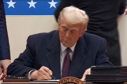 Ông Trump ký hàng loạt sắc lệnh về nhập cư ngay trong ngày đầu trở lại Nhà Trắng
