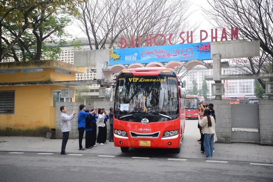 Ấm áp những chuyến xe miễn phí đưa sinh viên về quê ăn tết