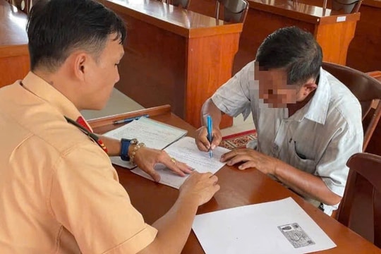 Người đàn ông điều chỉnh đèn tín hiệu ở TP.HCM bị phạt 4 triệu đồng