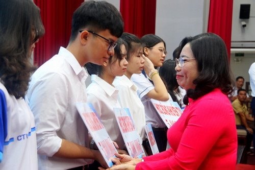 Sóc Trăng trao 391 suất học bổng cho học sinh, sinh viên vượt khó học giỏi