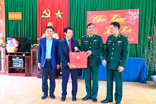 Bí thư Thành ủy Huế thăm, chúc Tết cán bộ chiến sĩ Đồn Biên phòng Nhâm