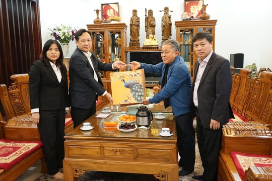 Đồng chí Nguyễn Văn Tiến chúc Tết các gia đình nguyên lãnh đạo TANDTC