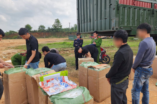 Phát hiện 48.250 gói thuốc lá ngoại và 4 hộp pháo nhập lậu