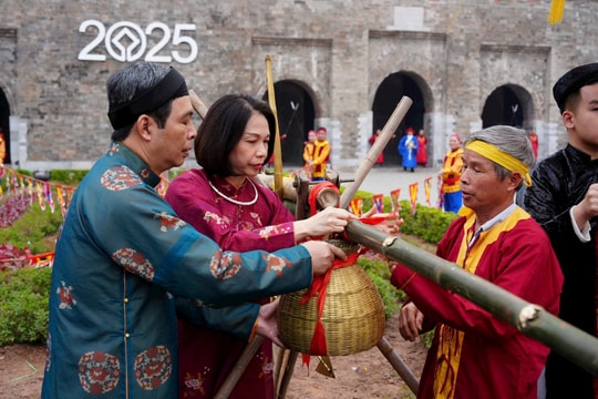 Thực hiện nghi lễ "tống cựu, nghinh tân" tại Hoàng Thành Thăng Long