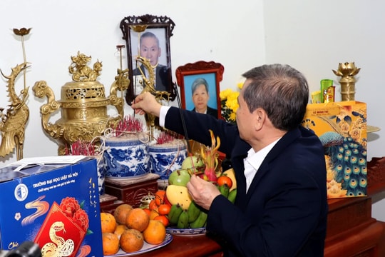 Đồng chí Lê Minh Trí chúc Tết gia đình cố Chánh án Tòa án nhân dân tối cao Phạm Hưng