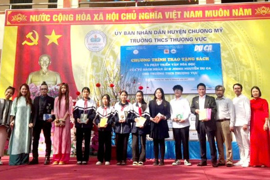 Đêm nhạc Trần – Nguyễn Du Ca trao tặng 1.000 đầu sách cho học sinh Hà Nội