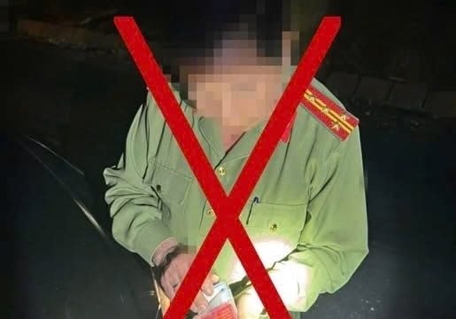 Mặc trang phục giả danh Công an để xin bỏ qua vi phạm giao thông