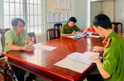 Tạm giữ hình sự đối tượng chặn xe tải đập phá tài sản