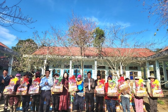 TAND tỉnh Kon Tum trao nhiều phần quà ý nghĩa cho hộ nghèo