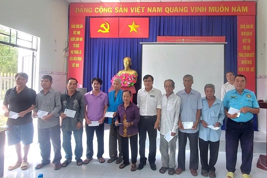 TAND huyện Bình Chánh trao quà Tết cho các gia đình khó khăn