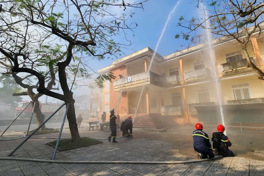 Hơn 1500 học sinh, giáo viên tham dự thực tập phương án chữa cháy và cứu nạn