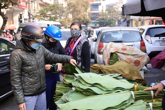 Chợ lá dong tấp nập trước Tết Nguyên đán Ất Tỵ