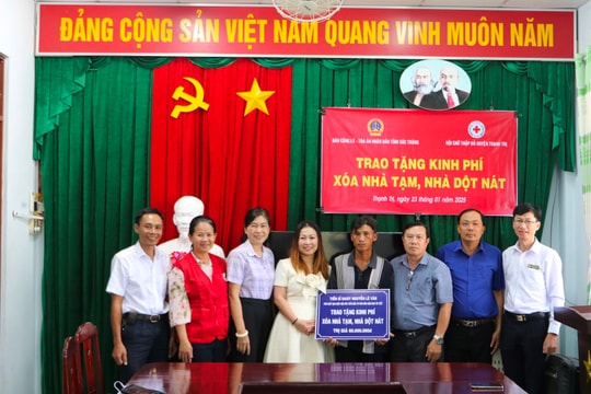 Báo Công lý trao kinh phí xóa nhà tạm, nhà dột nát tại tỉnh Sóc Trăng