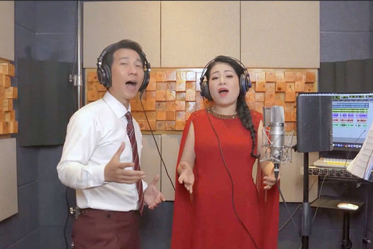 Anh Thơ và Lê Anh Dũng đắm say với Biển trời quê hương của Ngọc Lê Ninh