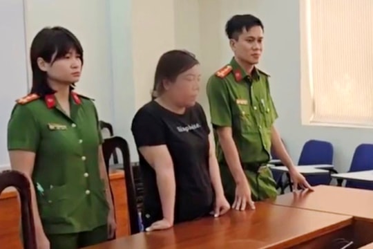 Chủ xưởng đổ gần 8.000 tấn chất thải ra môi trường bị bắt