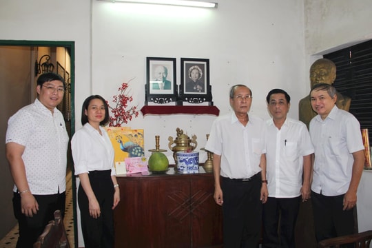 Đoàn TANDTC thăm, chúc Tết gia đình cố Chánh án, Phó Chánh án TANDTC